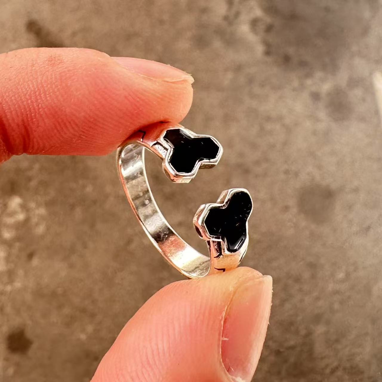 Men's ring with adjustable wide face opening