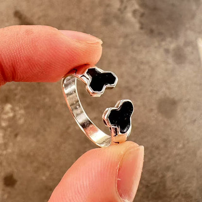 Men's ring with adjustable wide face opening