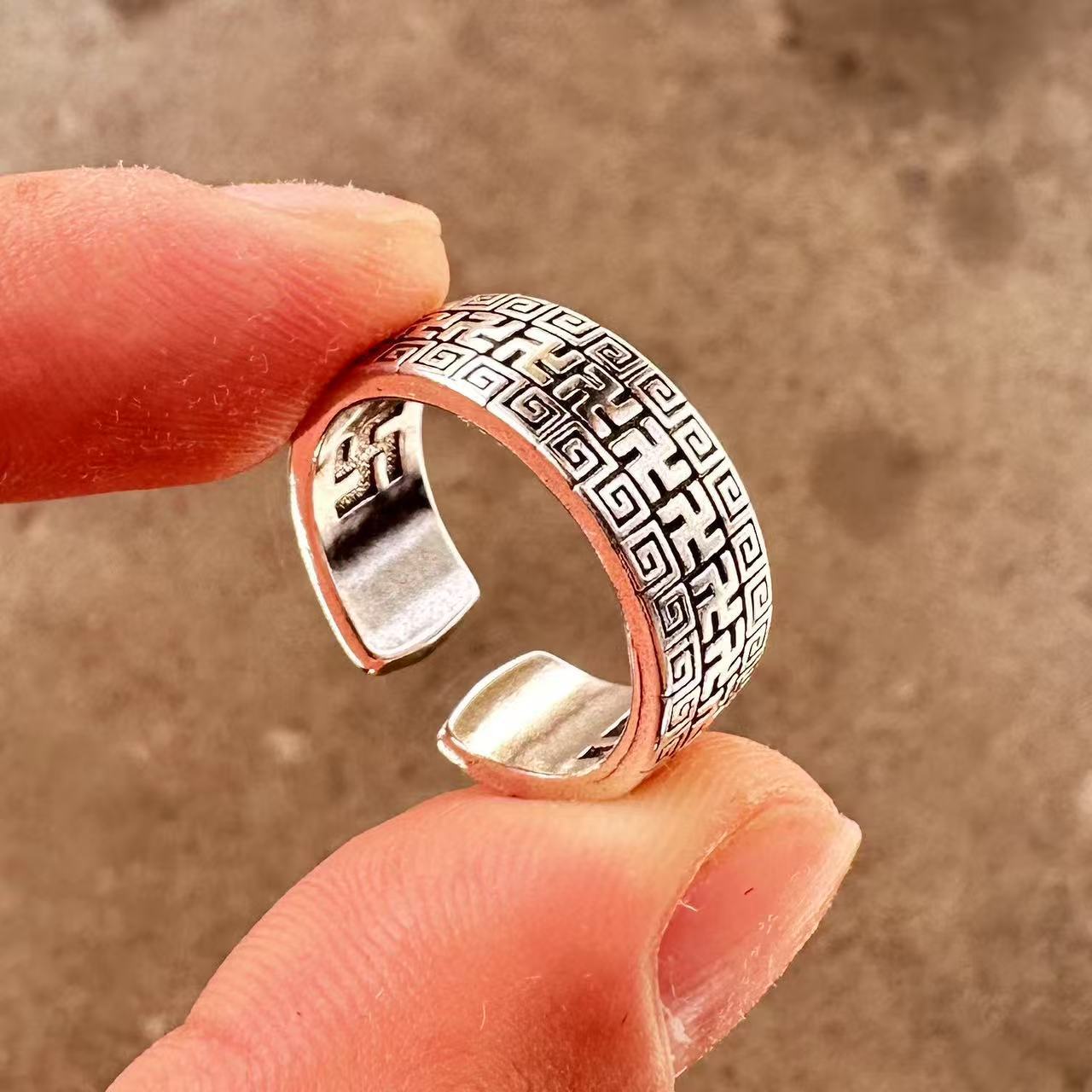 Men's ring with adjustable wide face opening