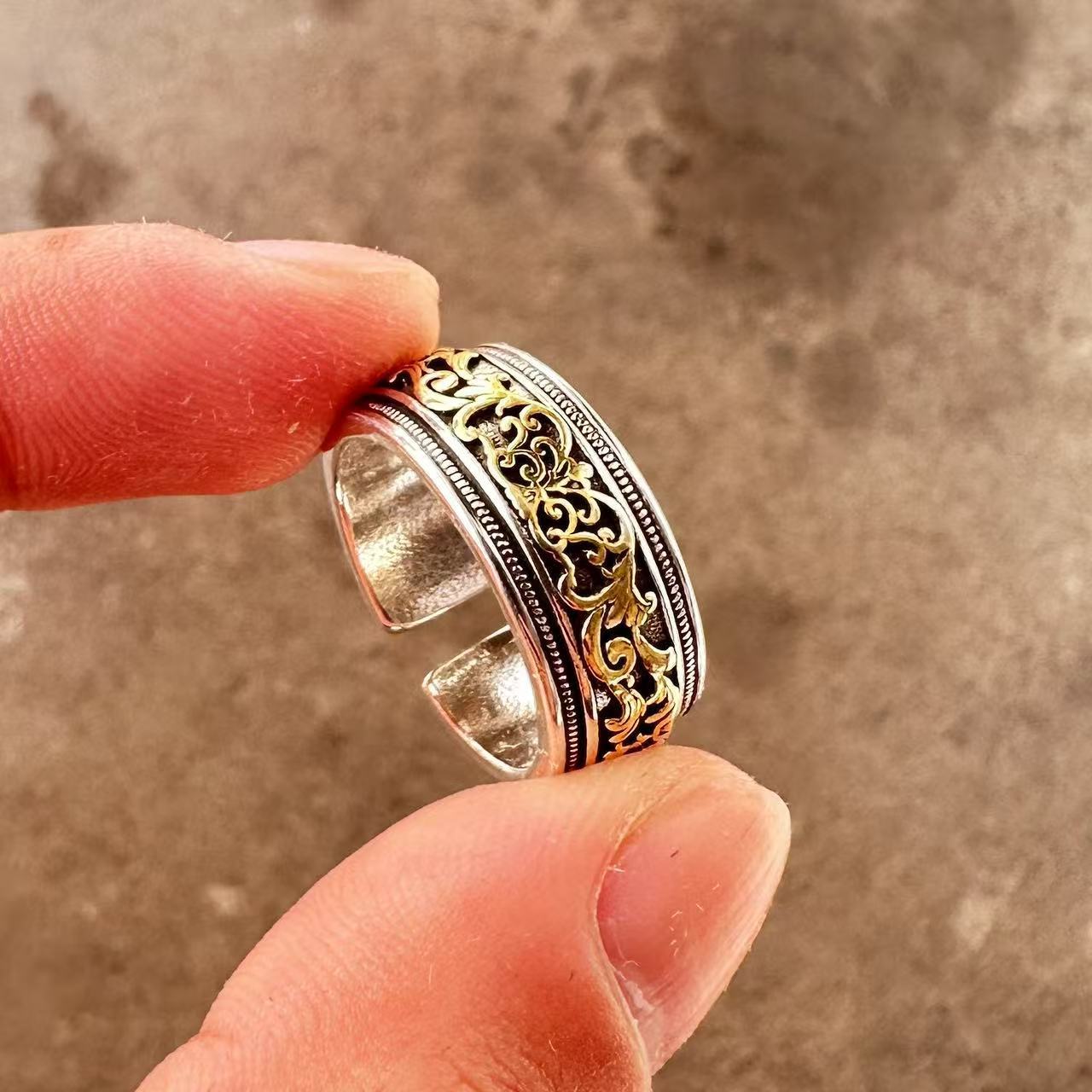 Men's ring with adjustable wide face opening