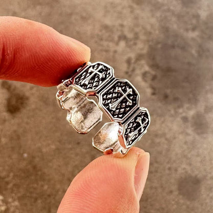 Men's ring with adjustable wide face opening