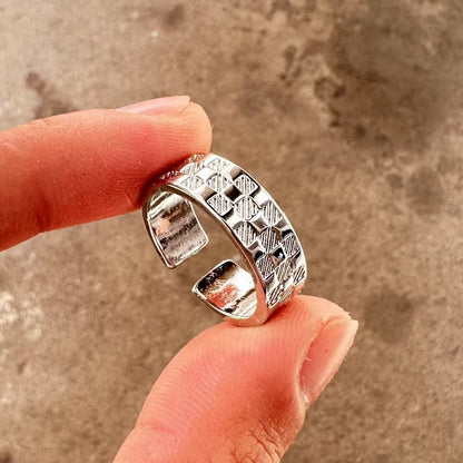 Men's ring with adjustable wide face opening
