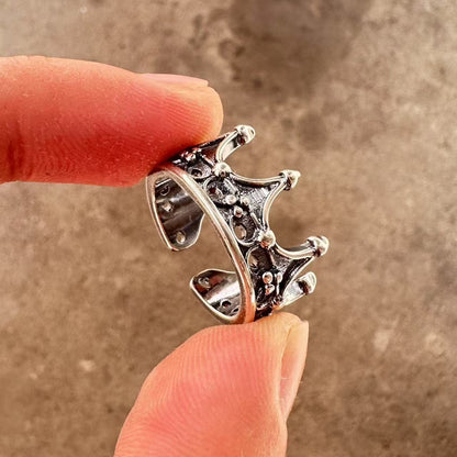 Men's ring with adjustable wide face opening